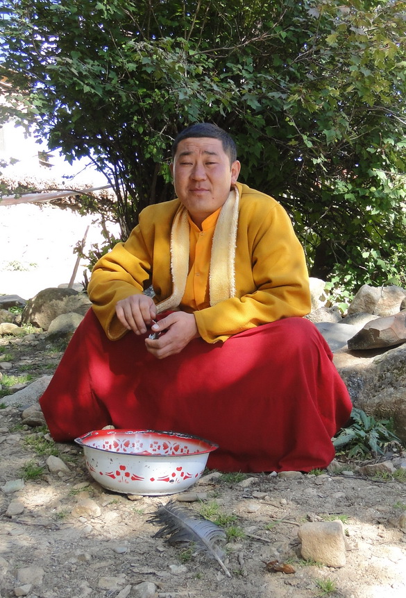 (2)雄登寺,在冷巴村上面.