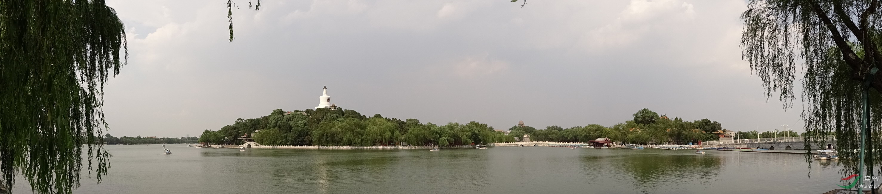 140609北京北海公园141西岸东眺北海全景.jpg