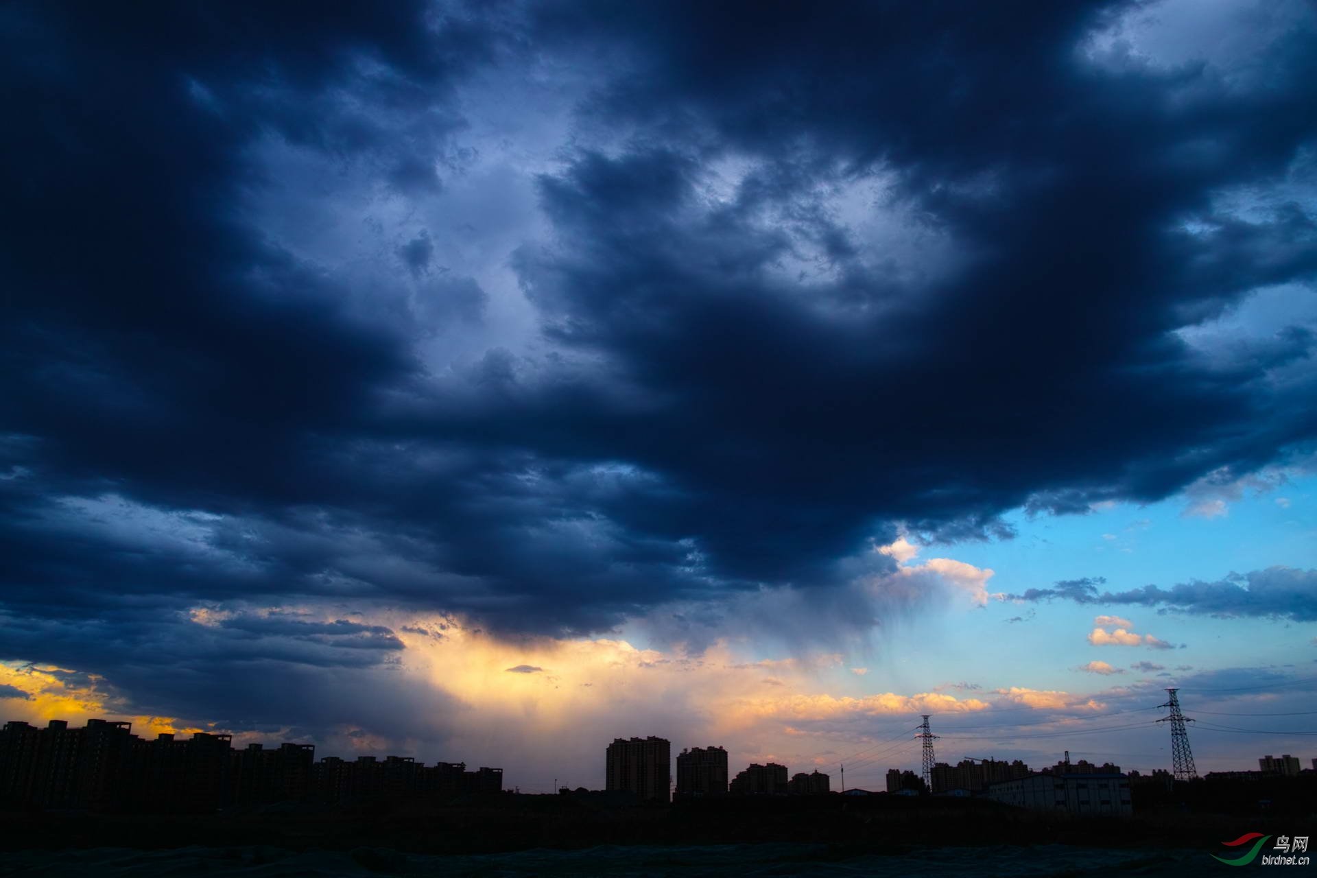 北京通州傍晚雷雨天的景象(点击看大图)