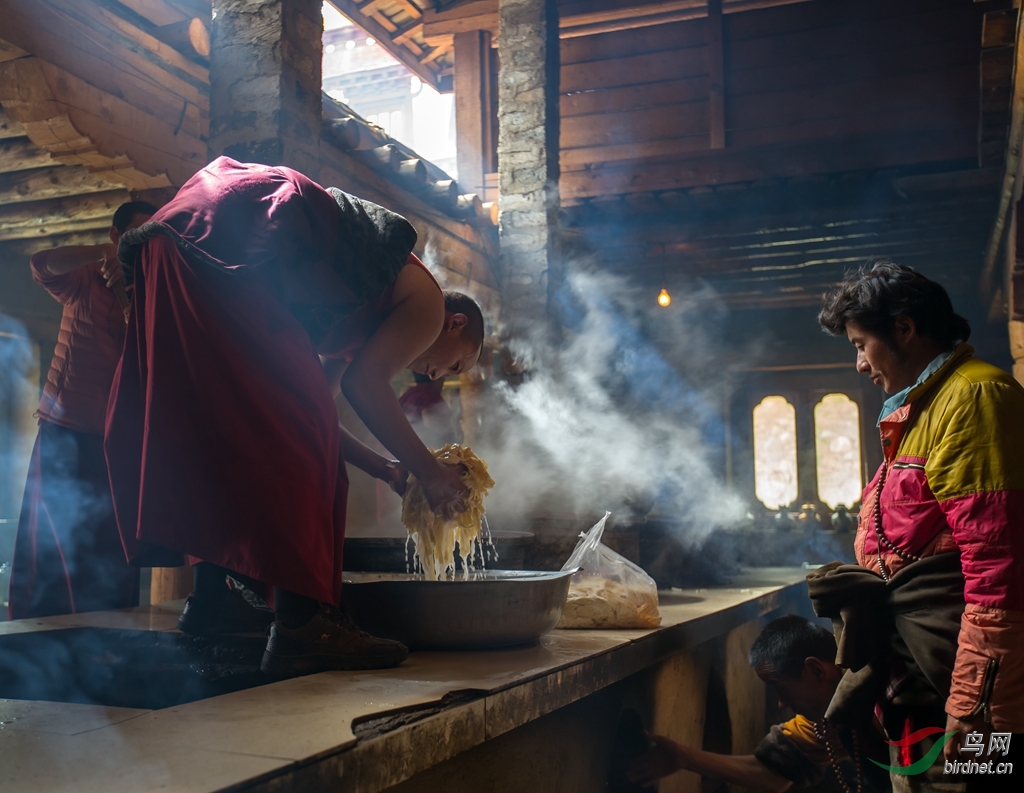 川西寺庙罕见的食堂生活场景