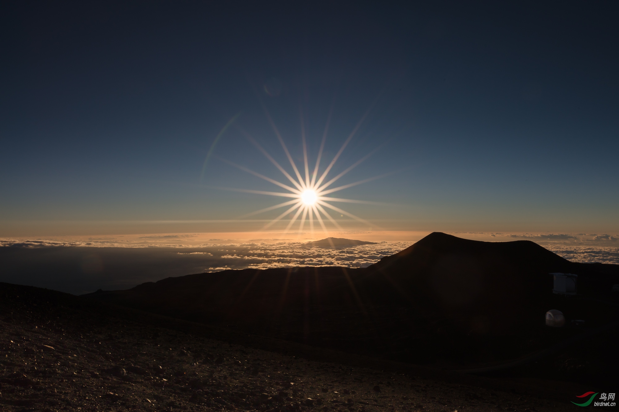 西边的太阳快要落山了