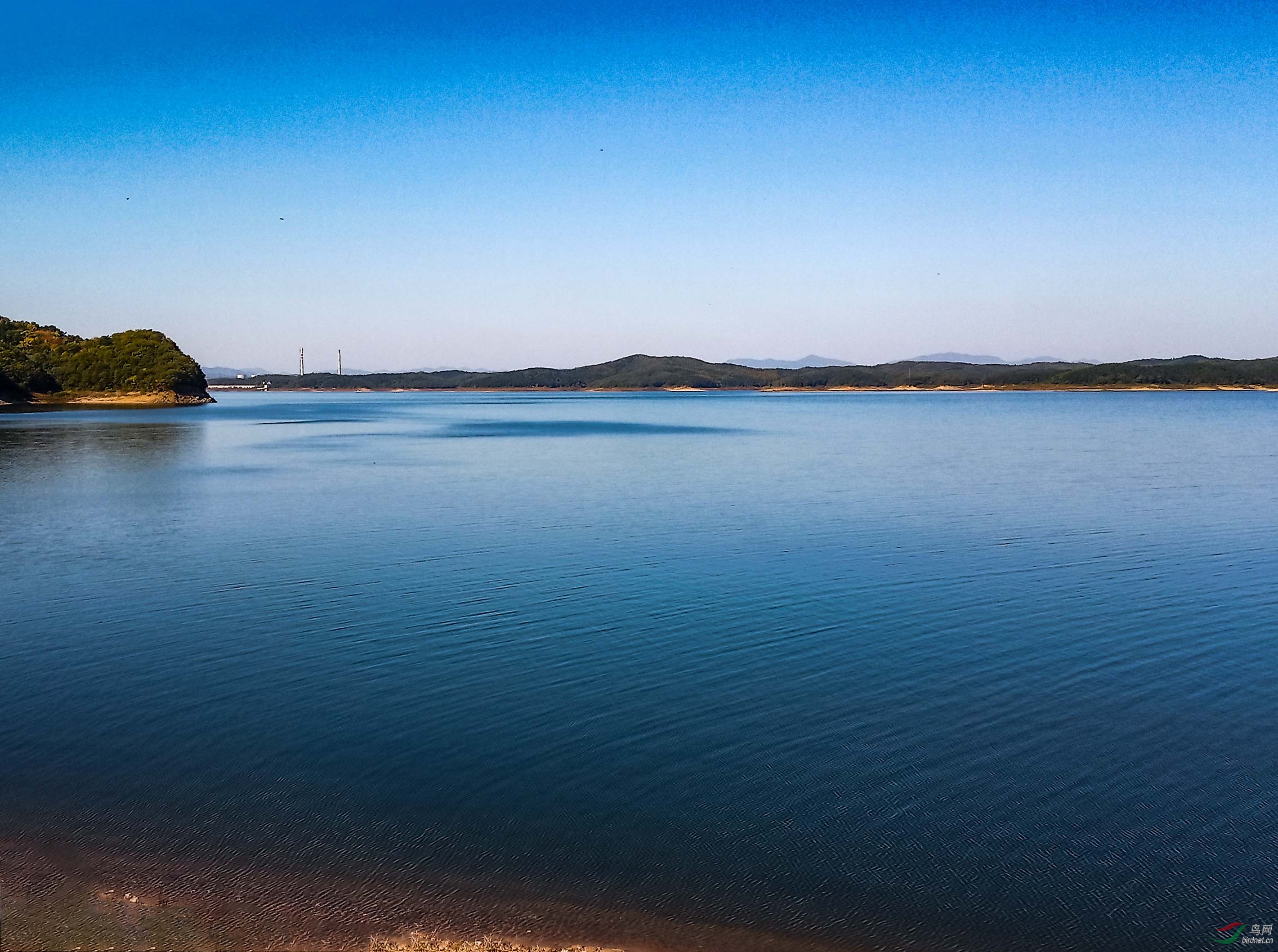 碧蓝的湖水