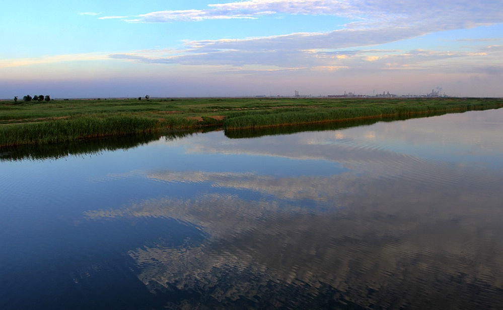 雲很美,但卻是天空中的點綴,藍色的天幕是雲的背景,在整個天穹中佔據