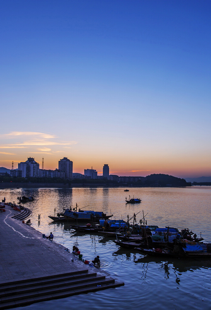 清晨的富春江畔