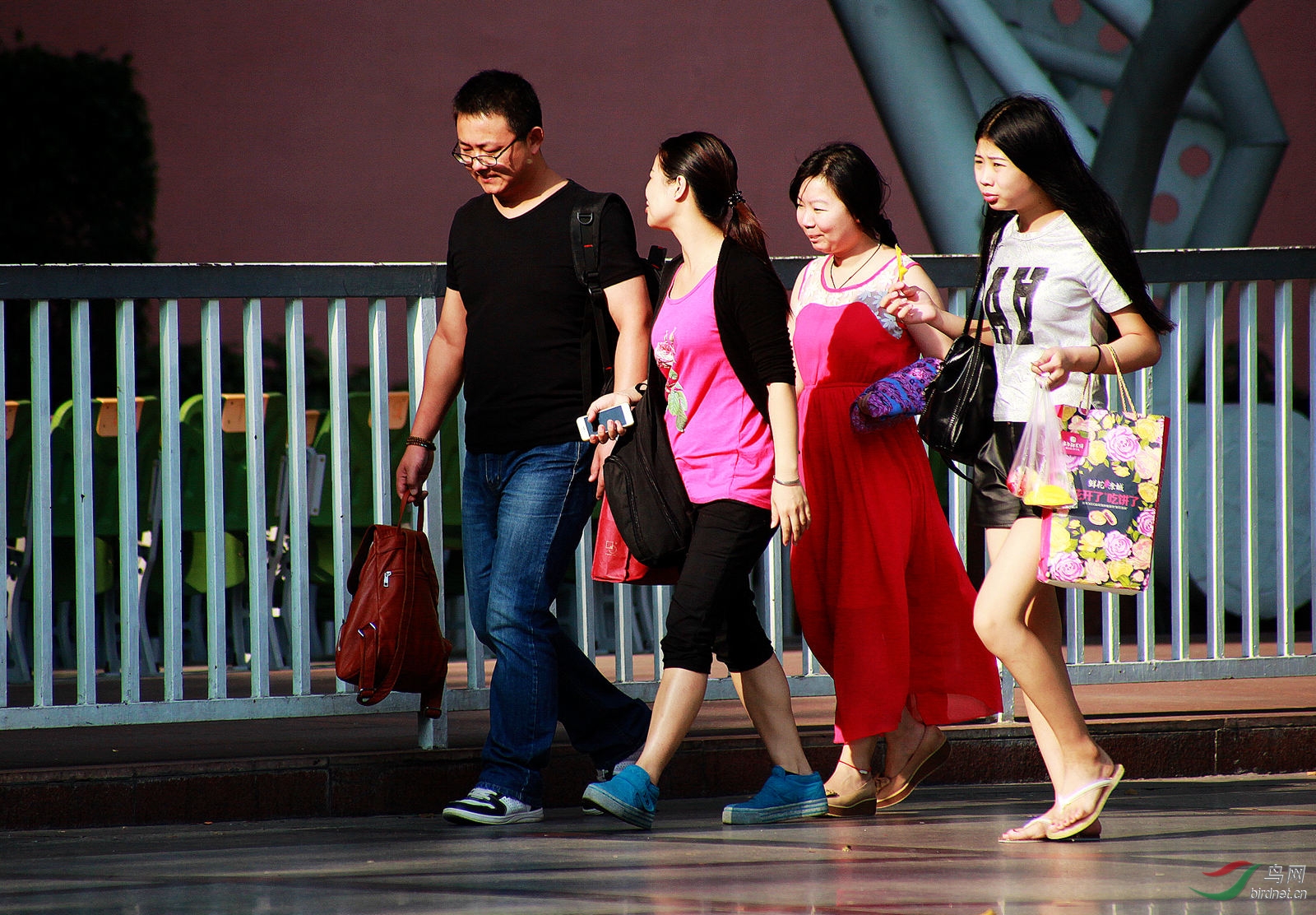 每一天,每个人,步履匆匆,忙忙碌碌,走在生活的道路上.