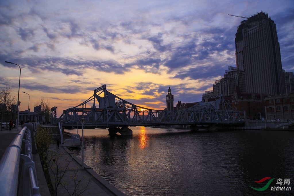 海河晨曲日月同辉