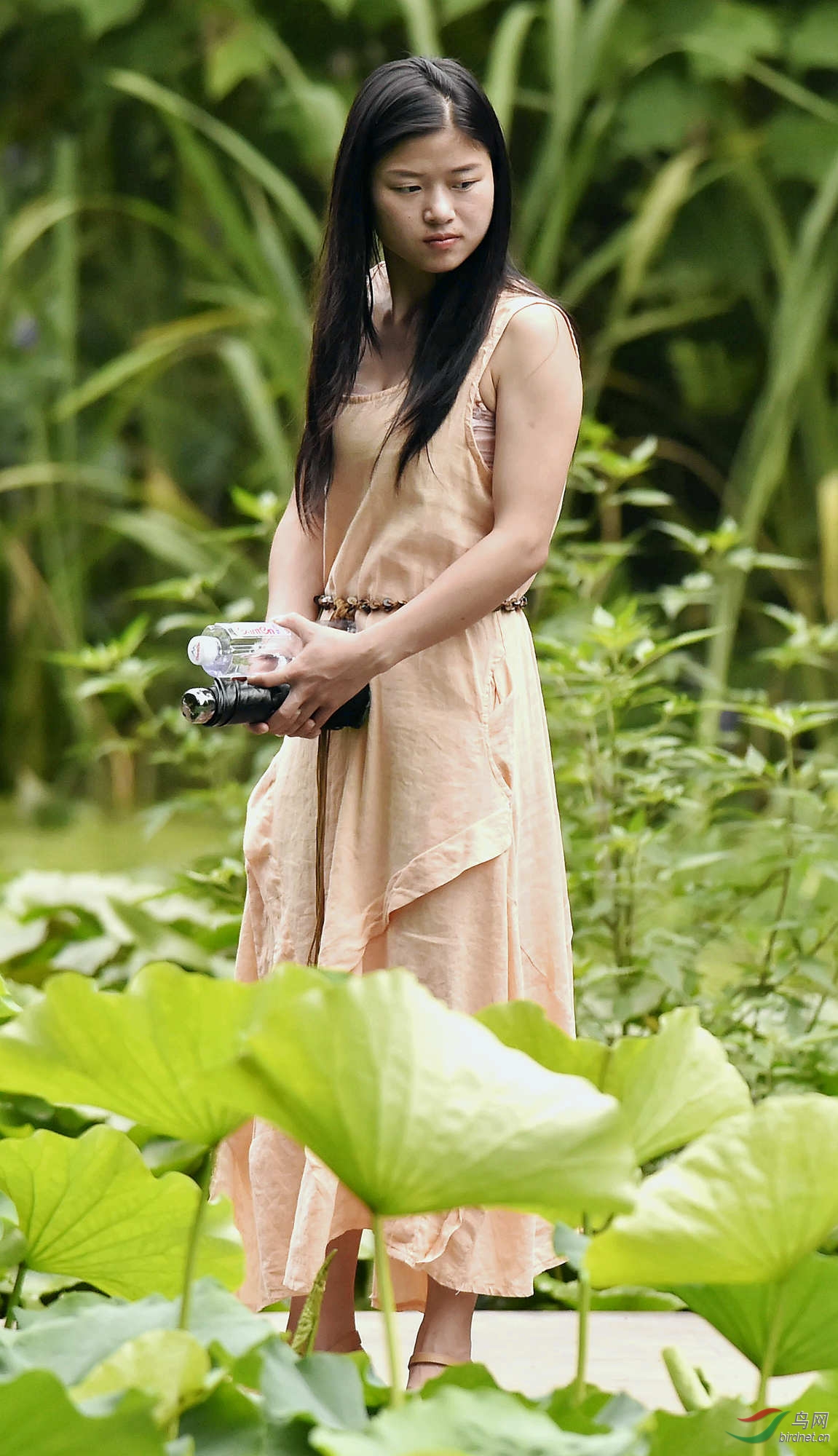 走过公园池塘的湘妹子