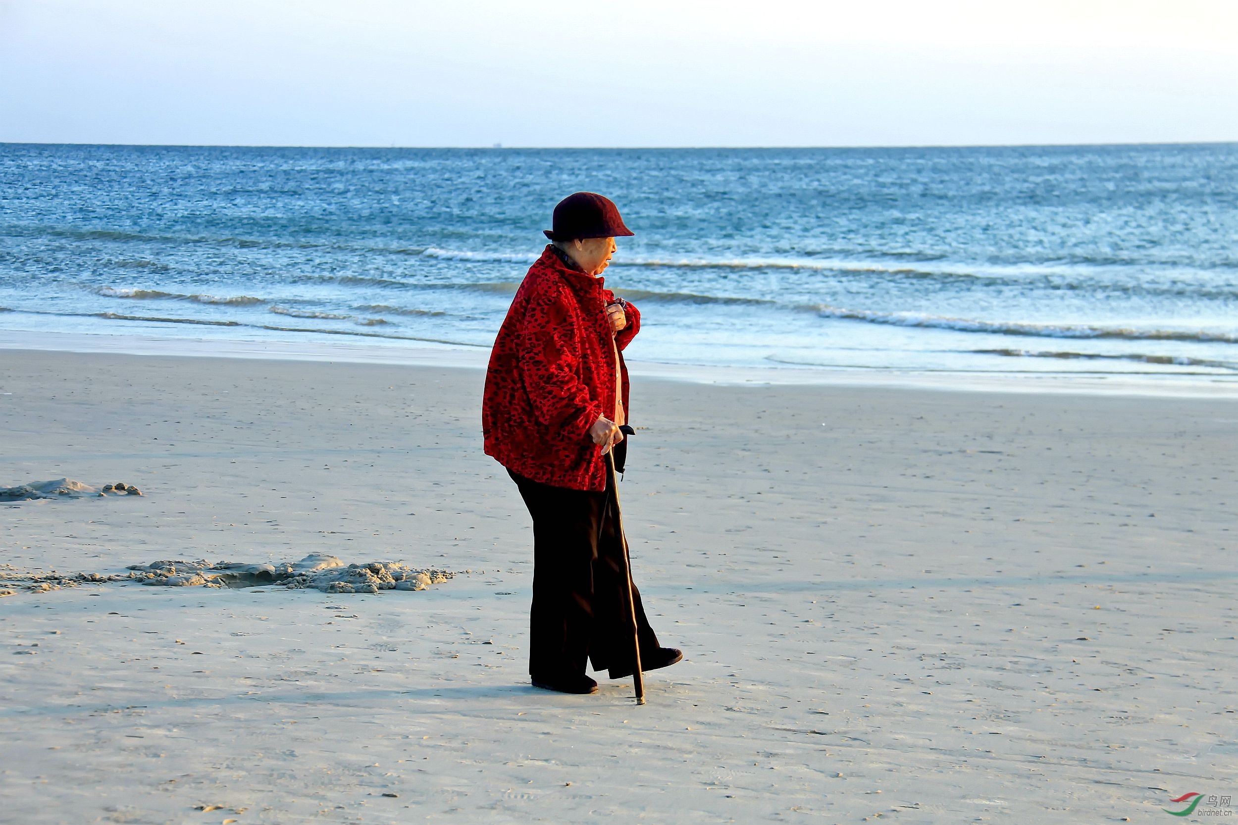 泰国甲米海边老奶奶图片