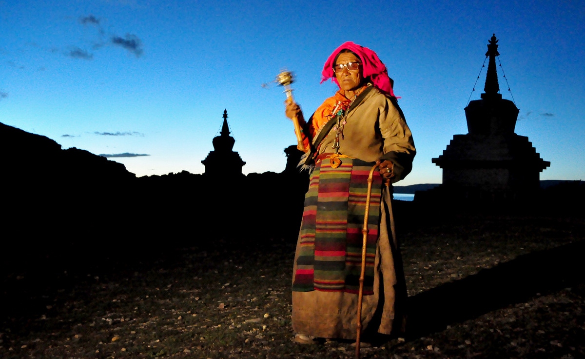 虔诚的藏族老阿妈