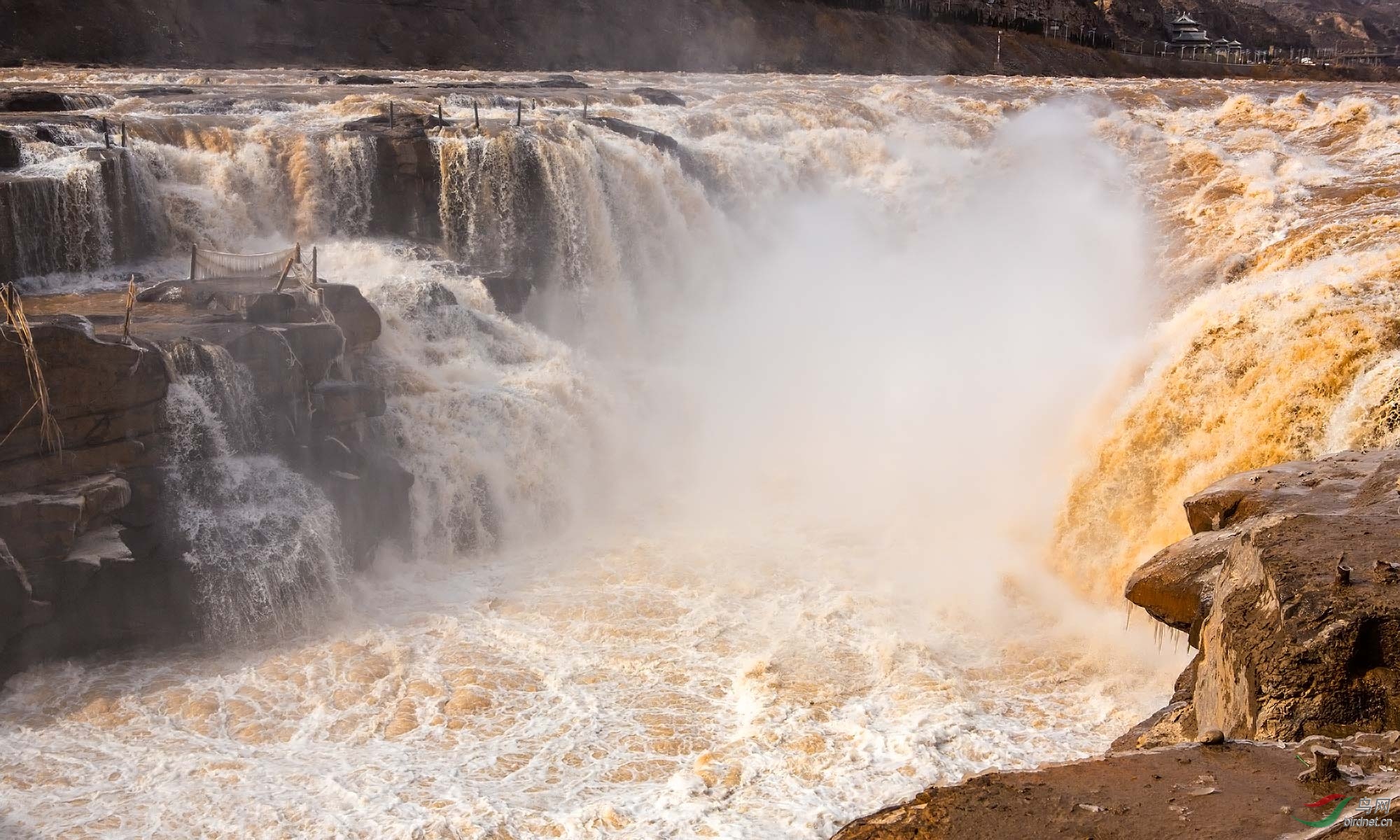 黄河在咆哮壶口瀑布