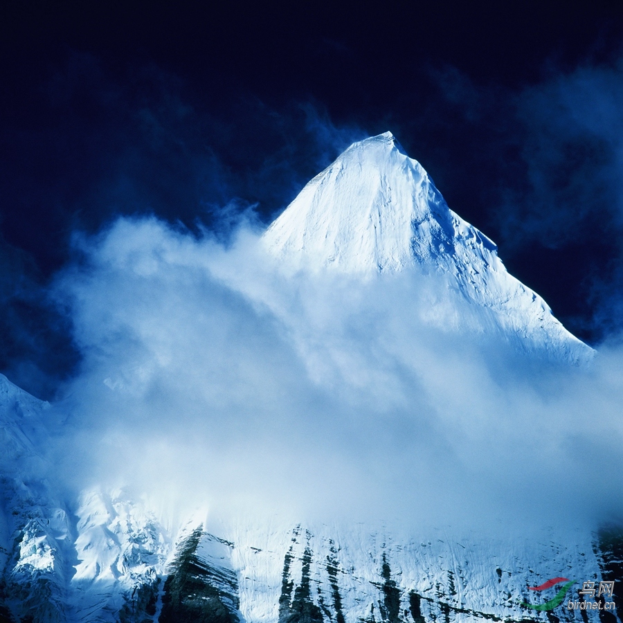 巍峨的雪山顶