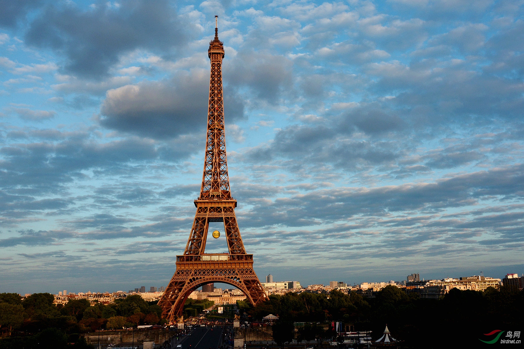 夕阳下的埃菲尔铁塔