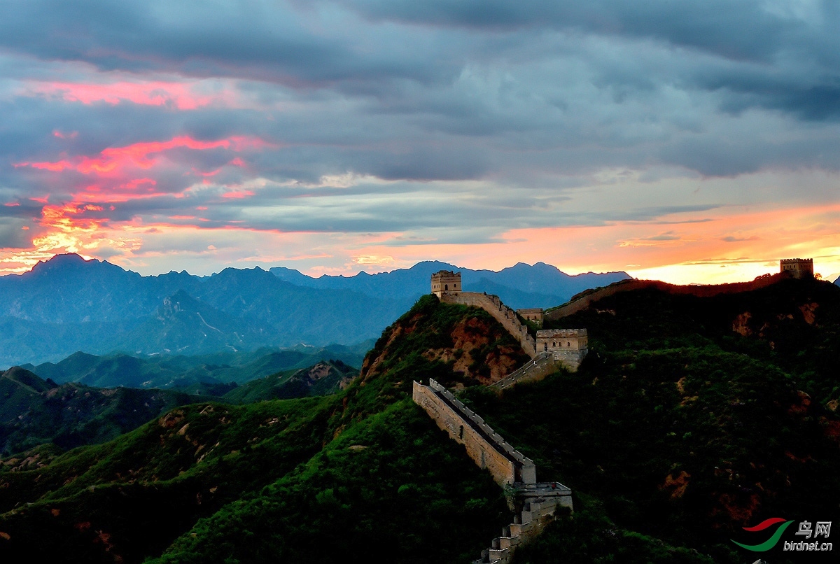 夕阳下的金山岭长城