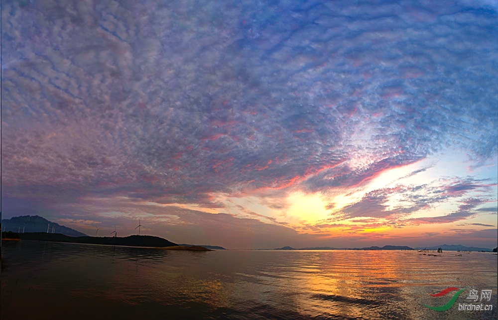 《五老峰下色彩斑斓的鄱阳湖》