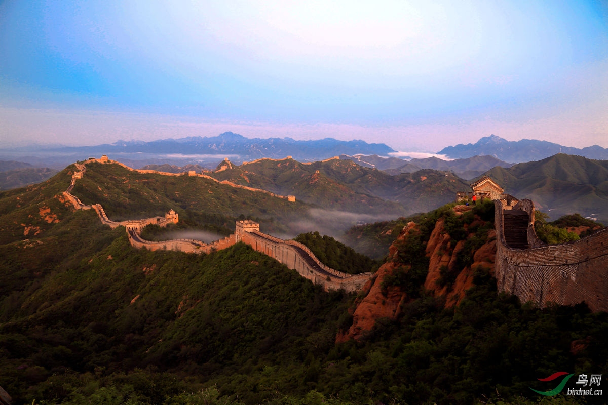 晨曦中的金山岭长城
