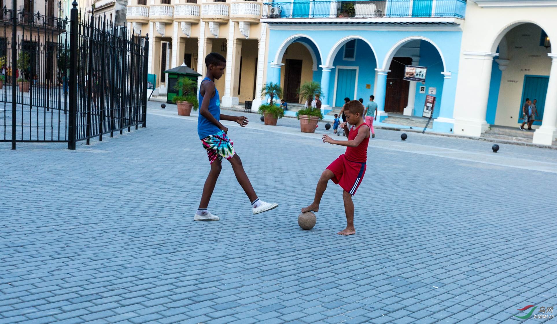 光脚踢球的孩子