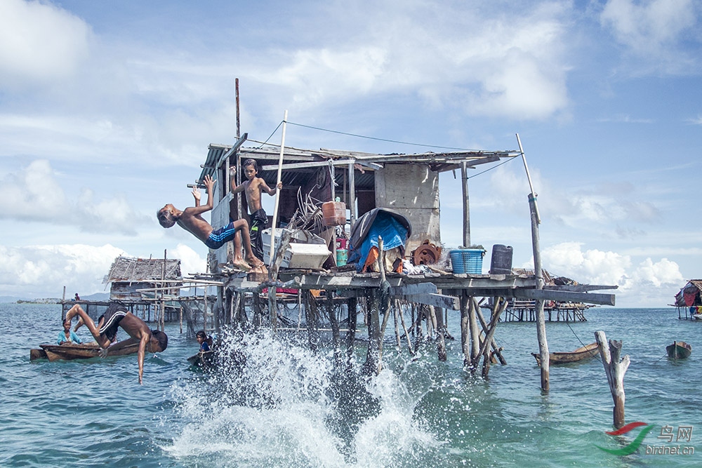 巴瑶族的孩子善戏水