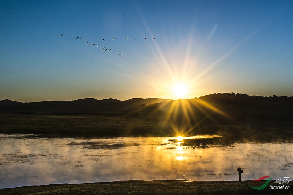 晨辉映衬万物美湖光山色呈仙境