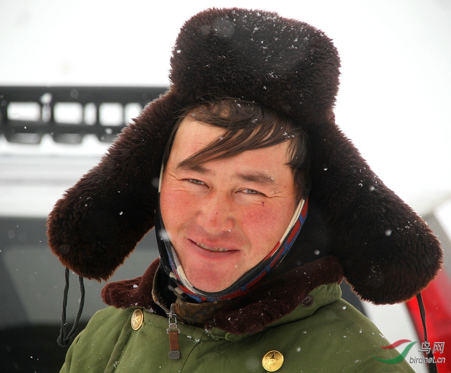 风雪中哈萨克男子