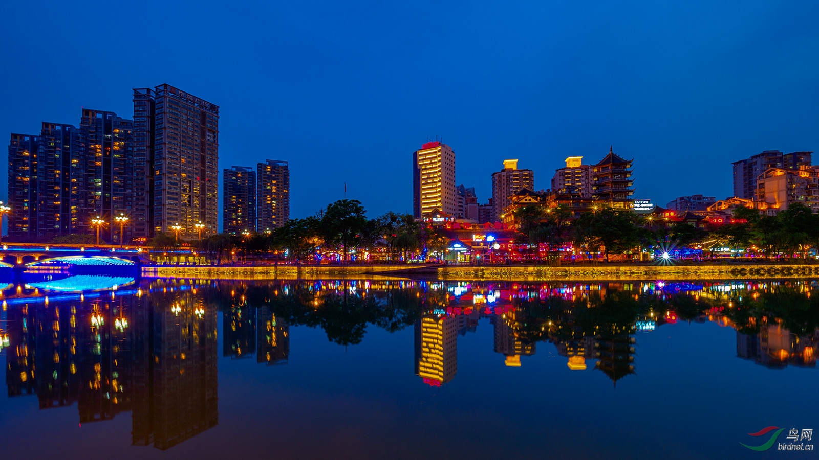 EM238405-ac.jpg