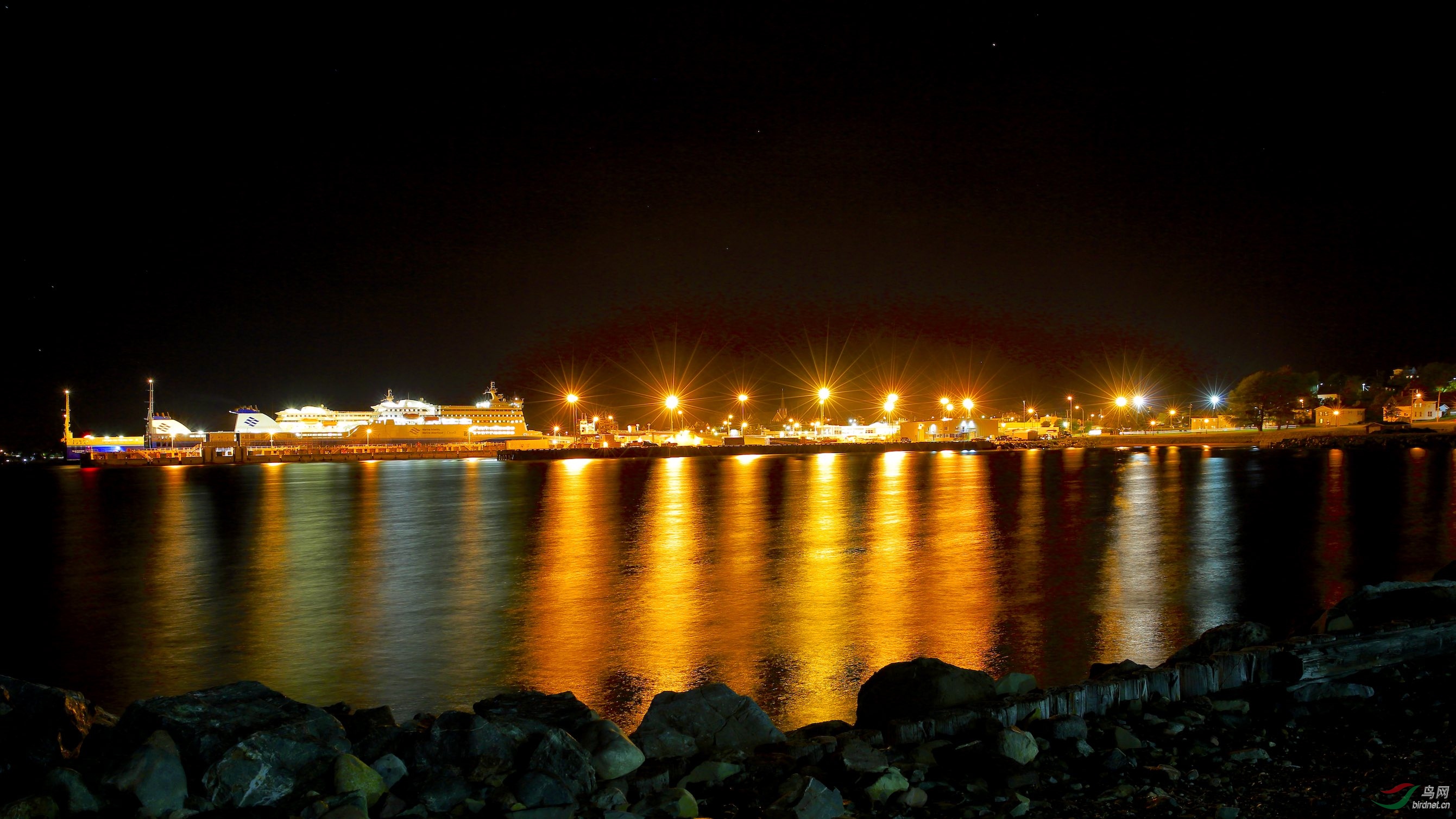 夜晚的港口灯火阑珊