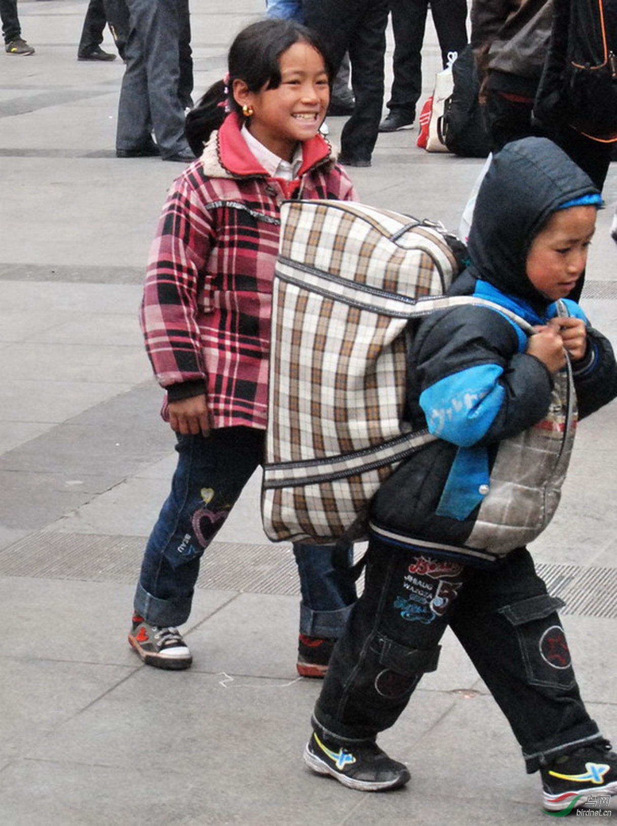 2012年春运郑州火车站广场一男孩背着大包在急行.jpg