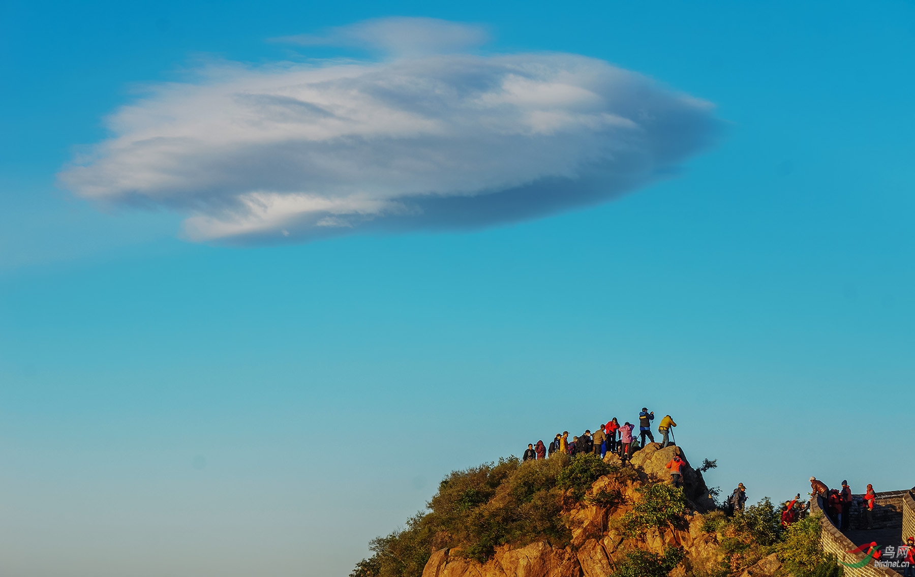 摄影者头顶上的帽子云