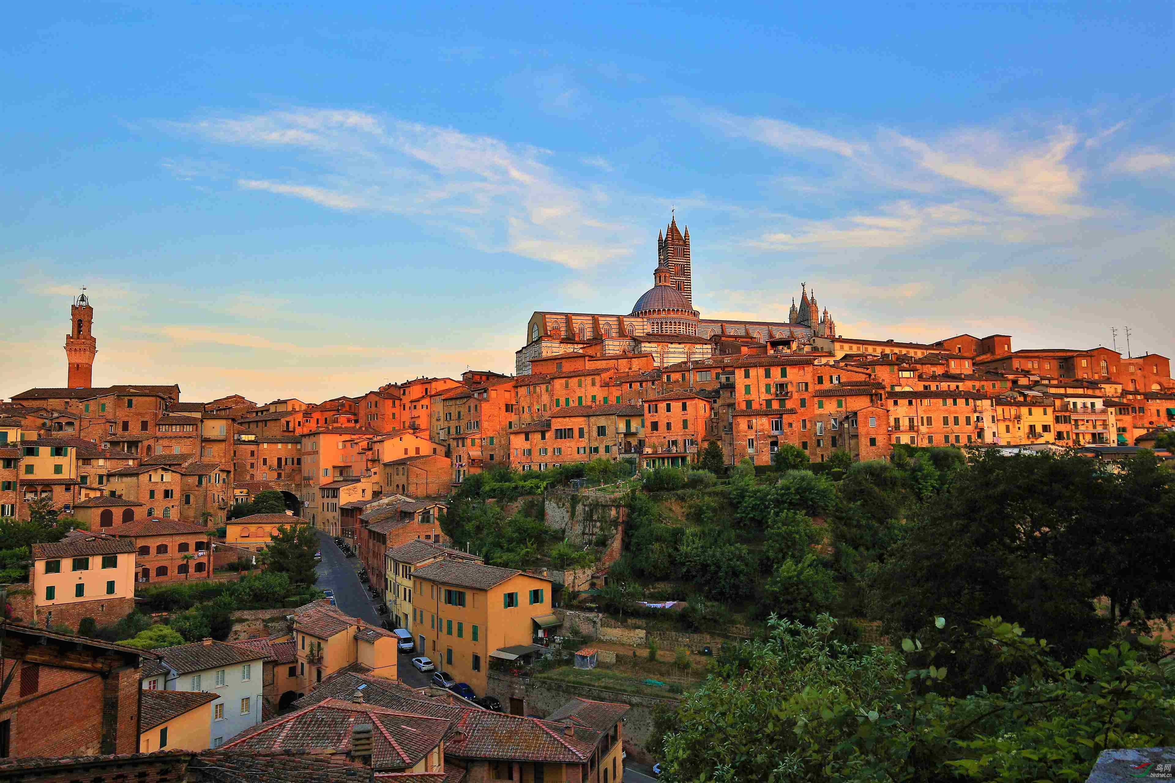暮色中的意大利锡耶纳古城