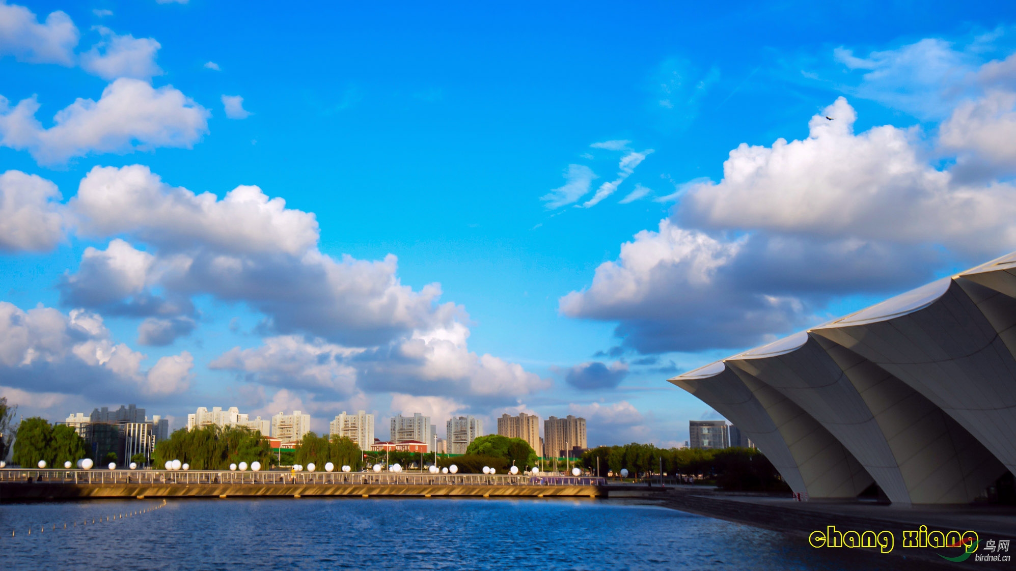 超大城市的蓝天白云