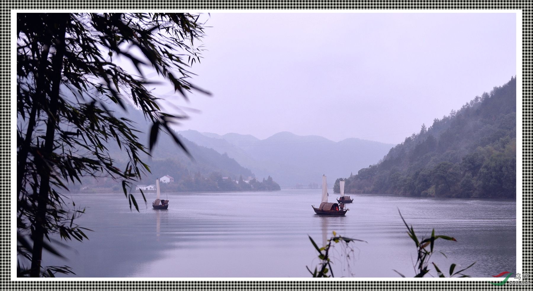 细雨蒙蒙船行舟