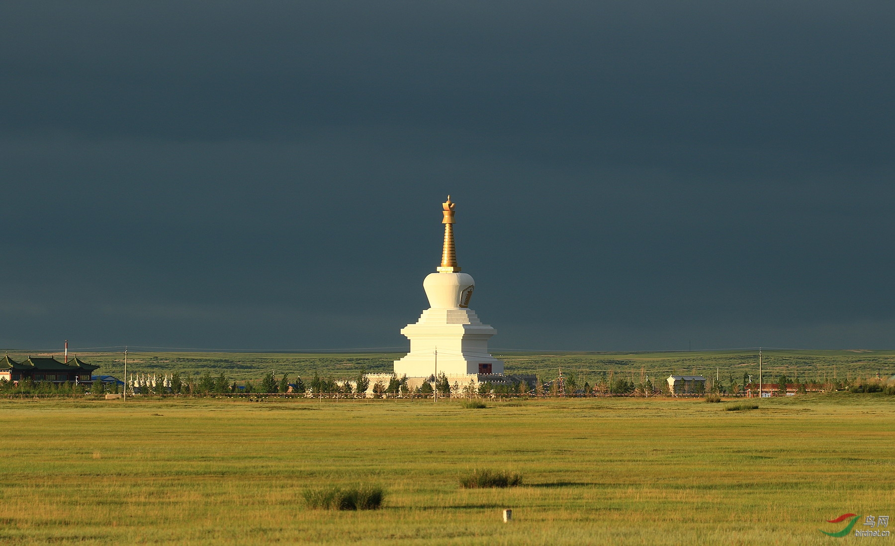 大草原上的地标——甘珠尔庙前的白塔