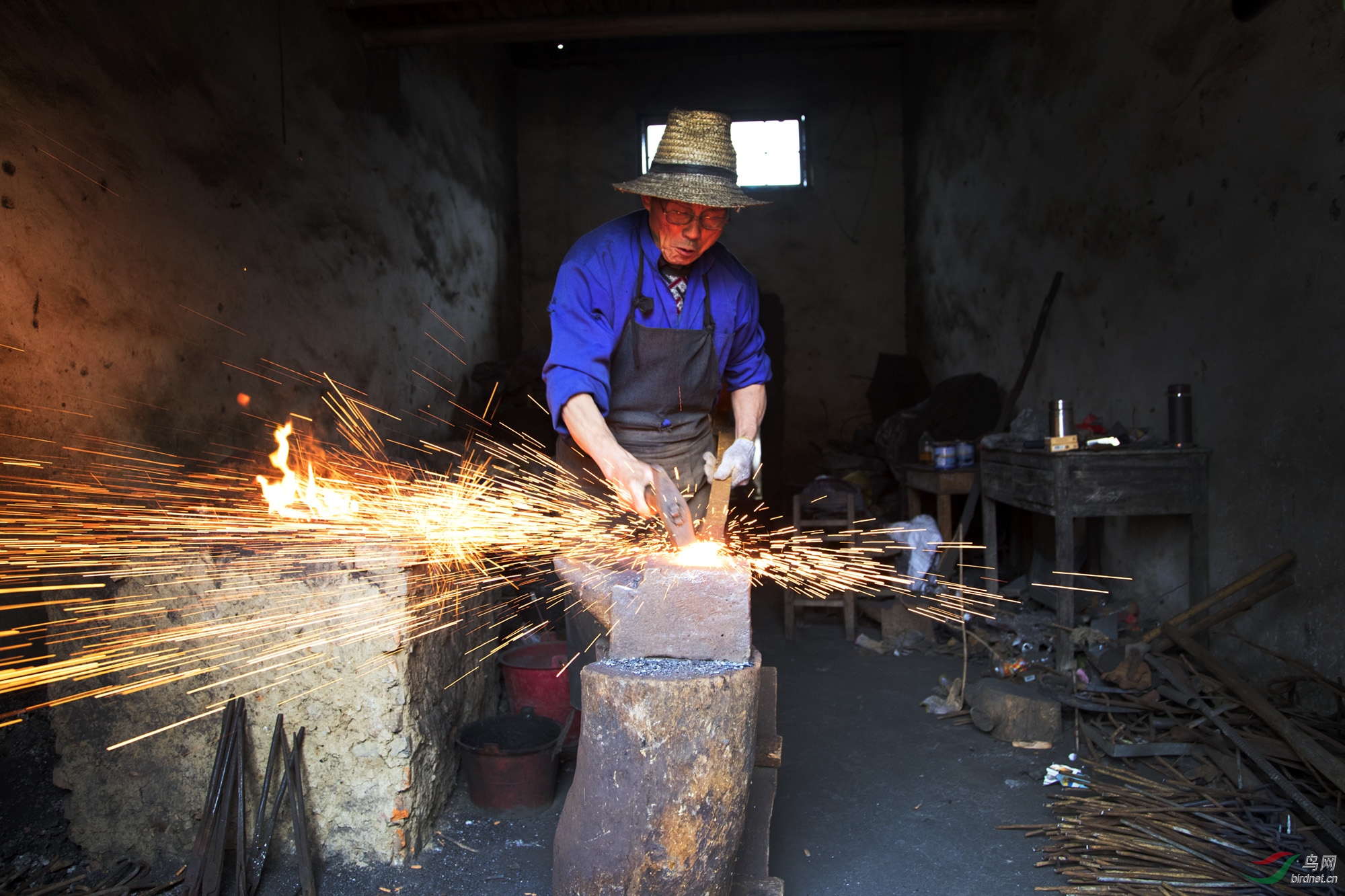 传统手艺活乡村打铁