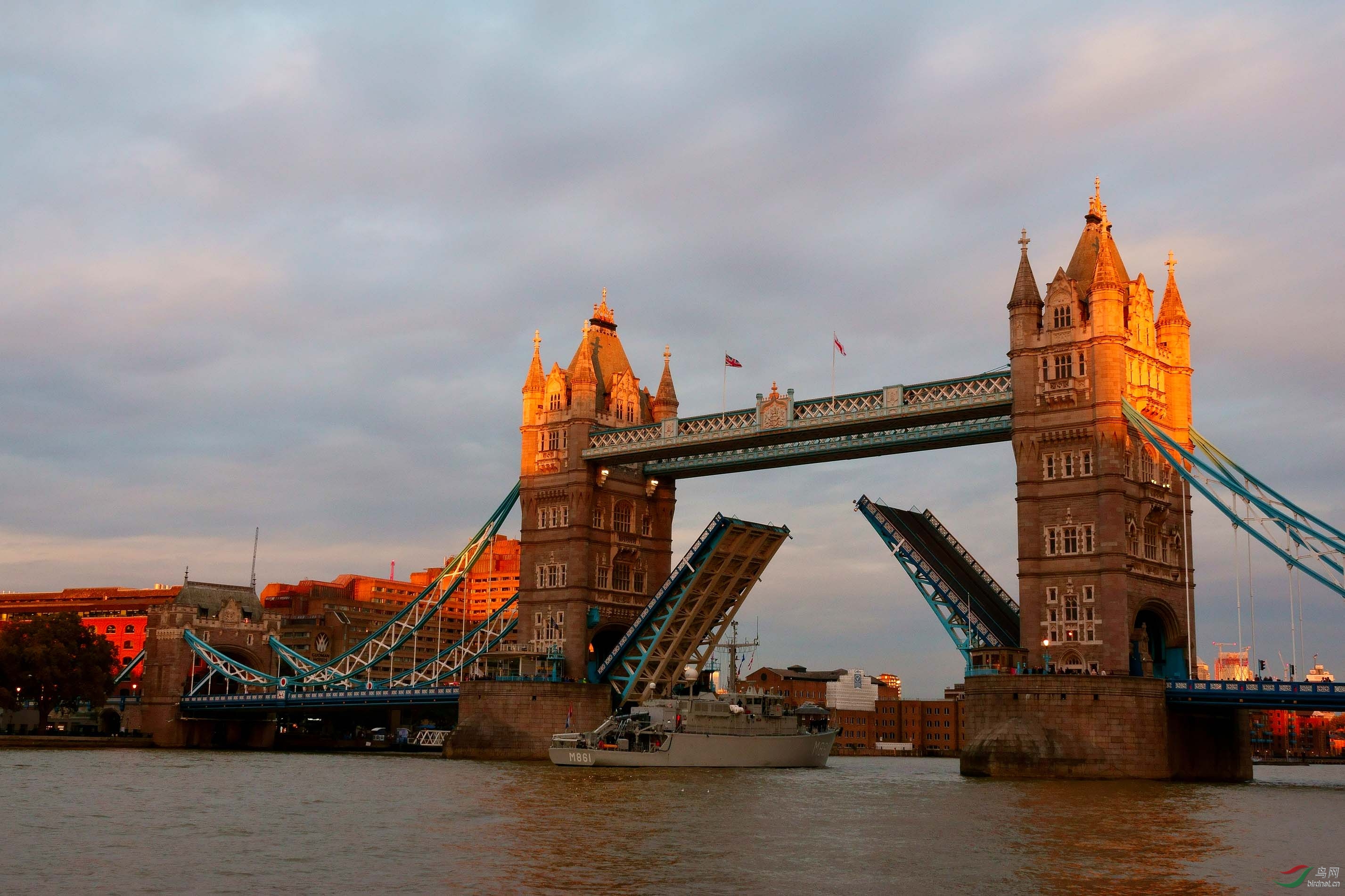 伦敦塔桥正面图片