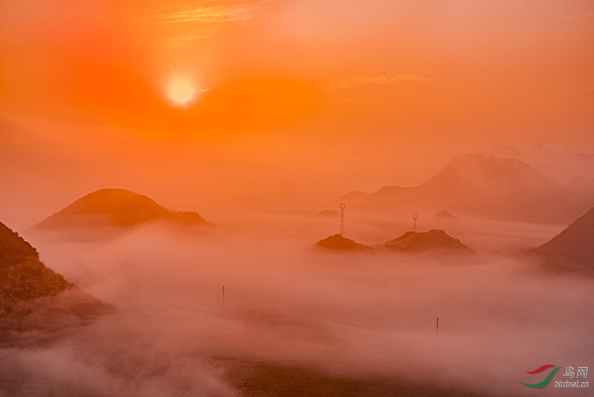 日出东方晨雾弥漫