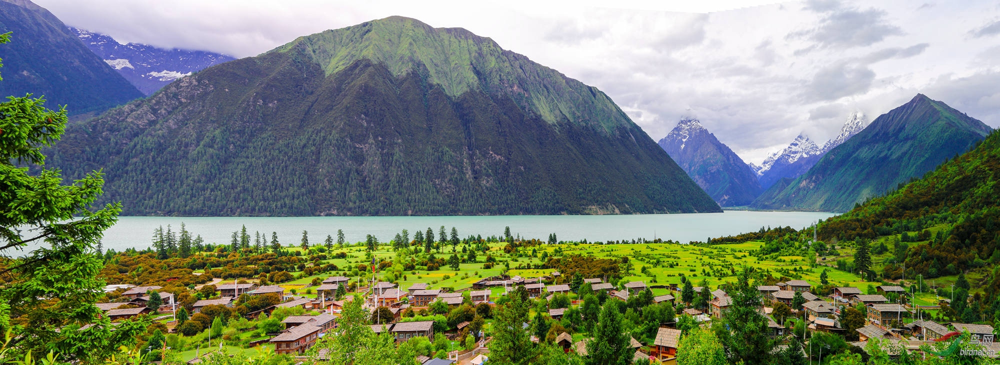 西藏巴松措湖畔的结巴村风光.