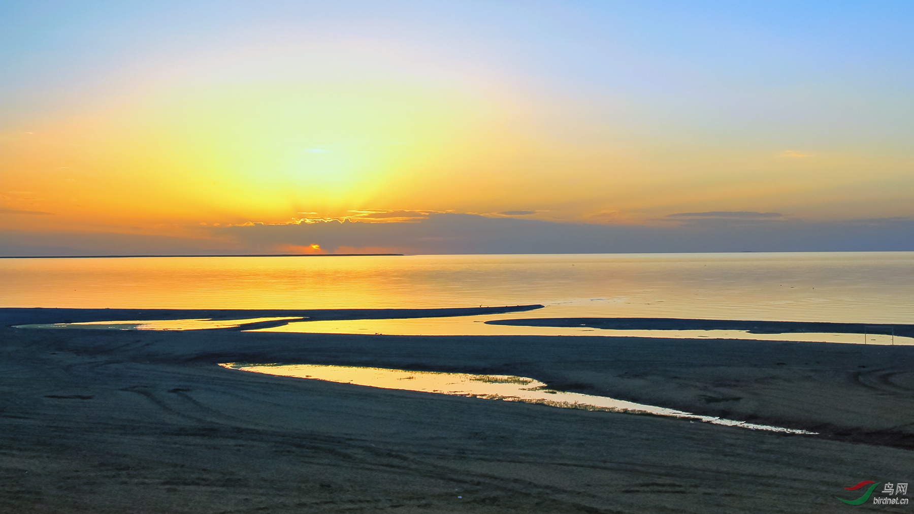 夕阳下的青海湖