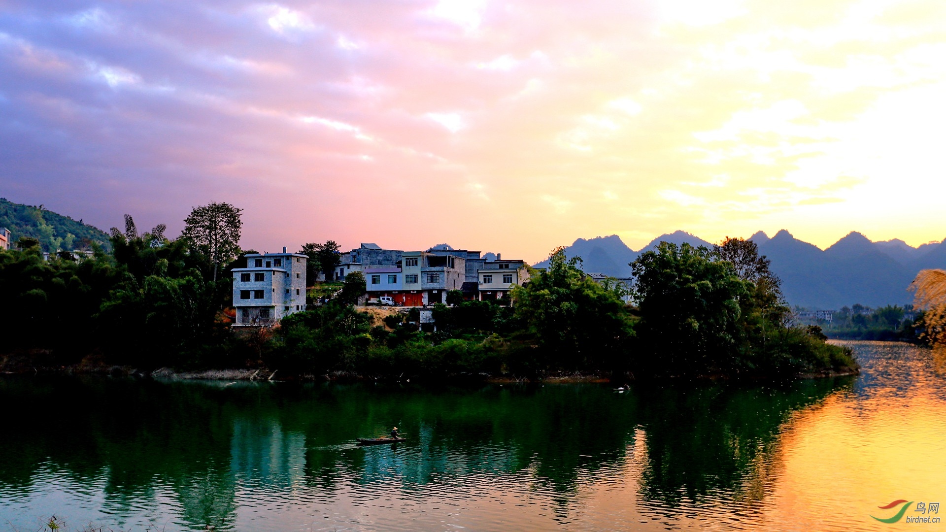 《半江红霞孤舟渡》(摄于广西巴马赐福湖)