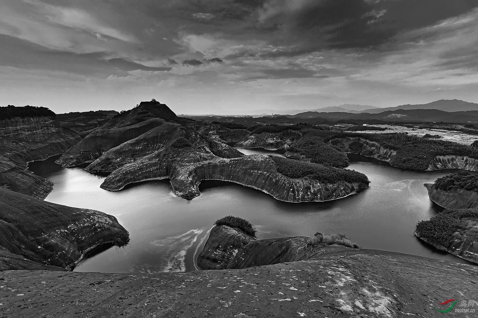神秘湖(祝贺荣获首页黑白影像精华)
