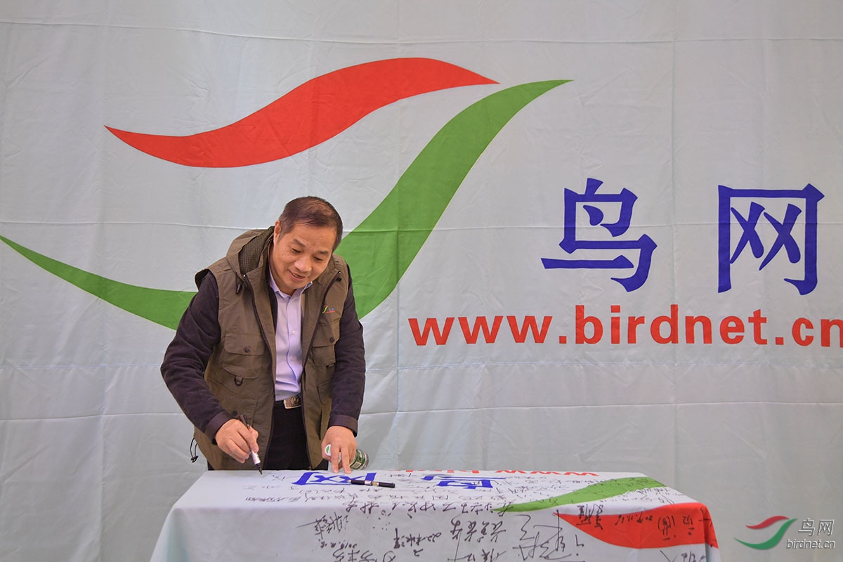 李青�