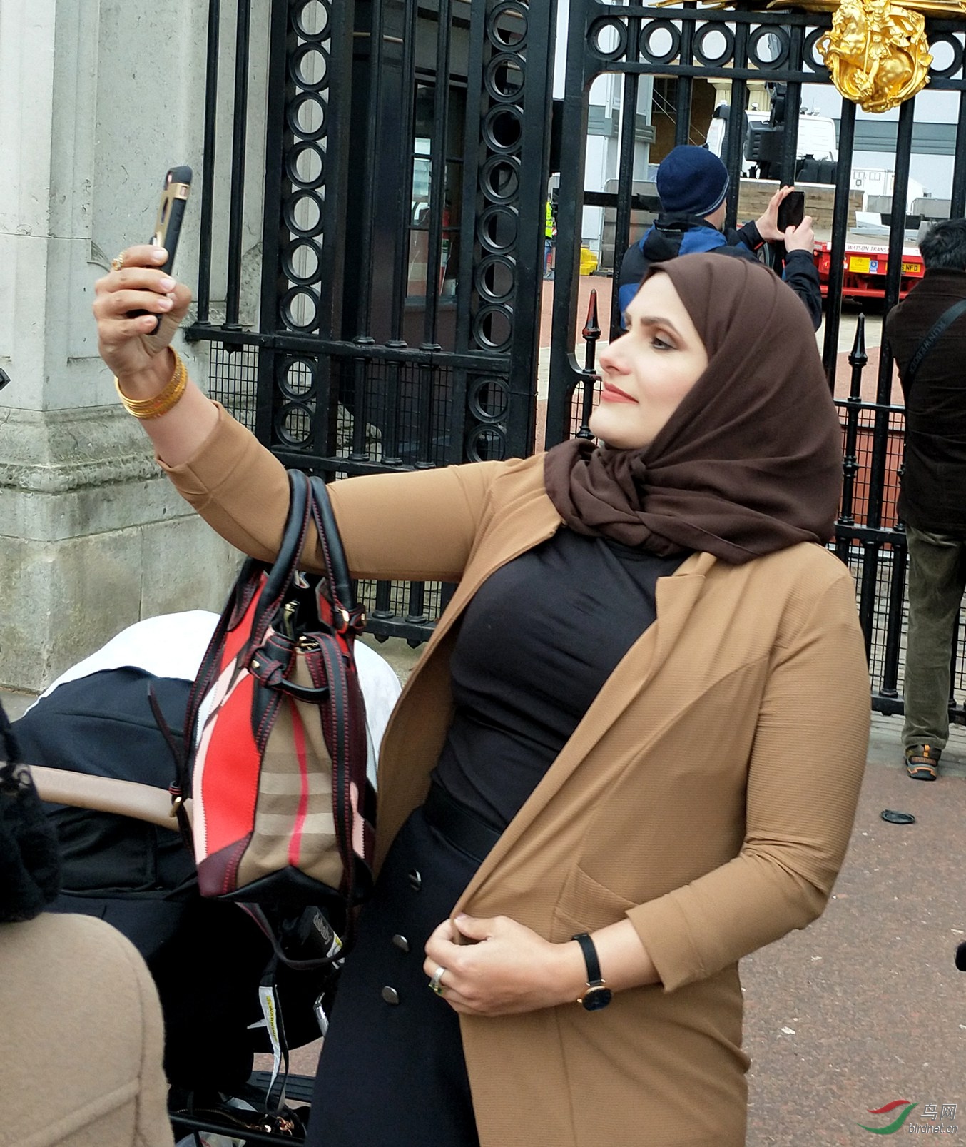 白金汉宫前面的自拍女