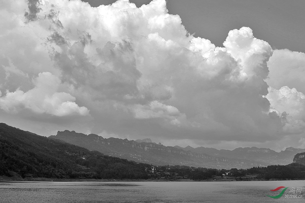 湖北清江画廊——青江苍山白云涌