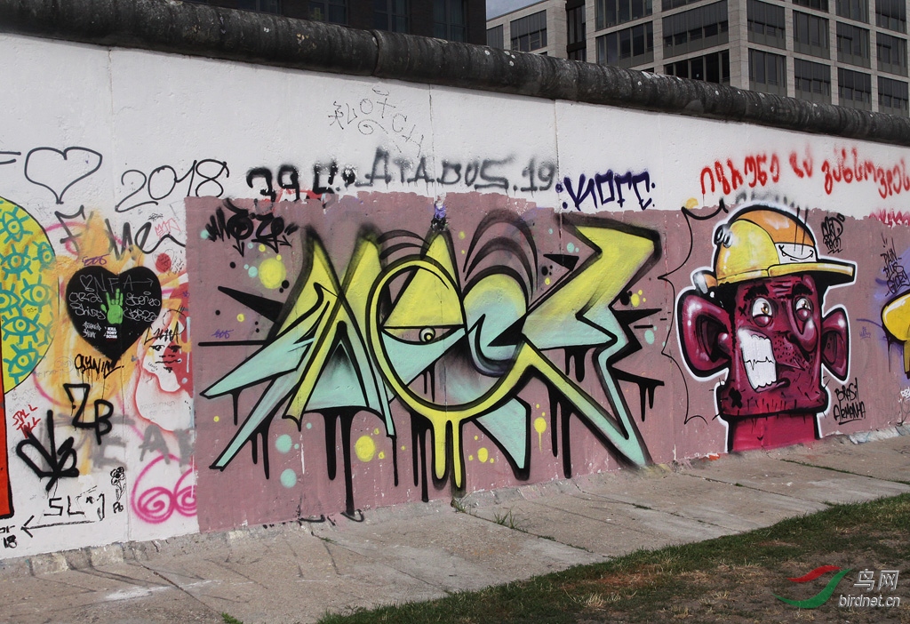 【19年游德国】艺术家在柏林墙涂鸦