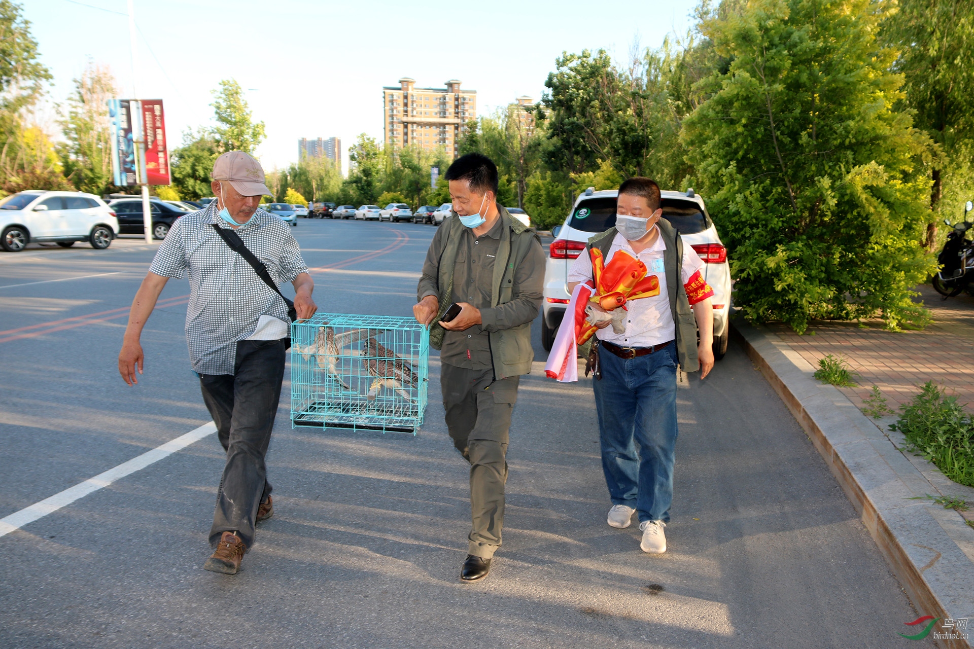 1���й�����Ұ��־Ը�ߣ���ʯ�ɽ��������Ӱ2�˾���ι���ĺ������ŷ�ǰ׼����