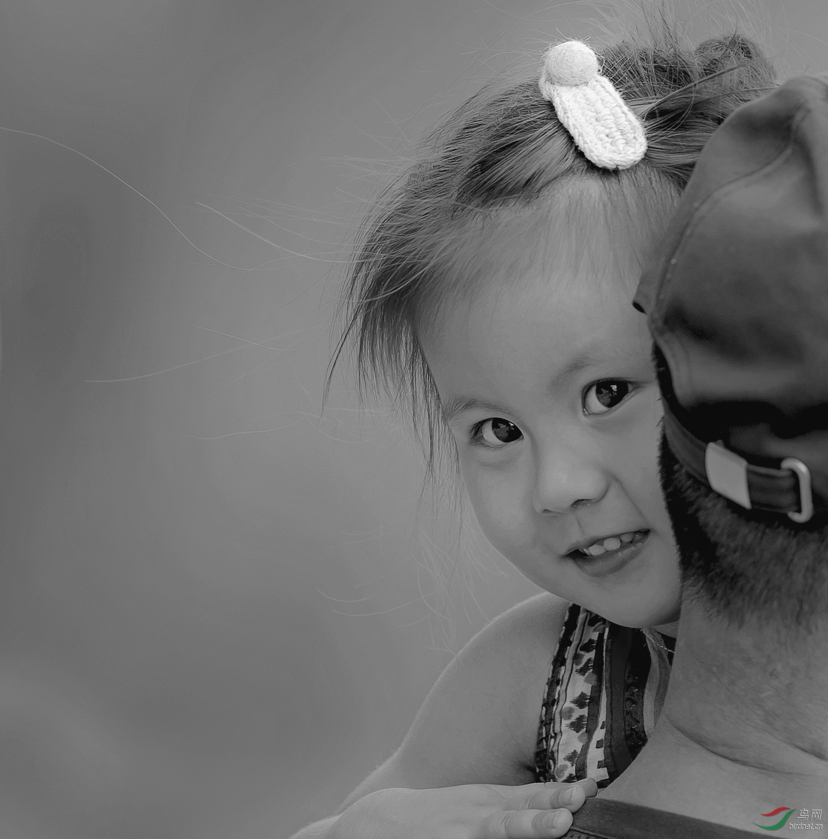 小囡囡在姥爷怀抱