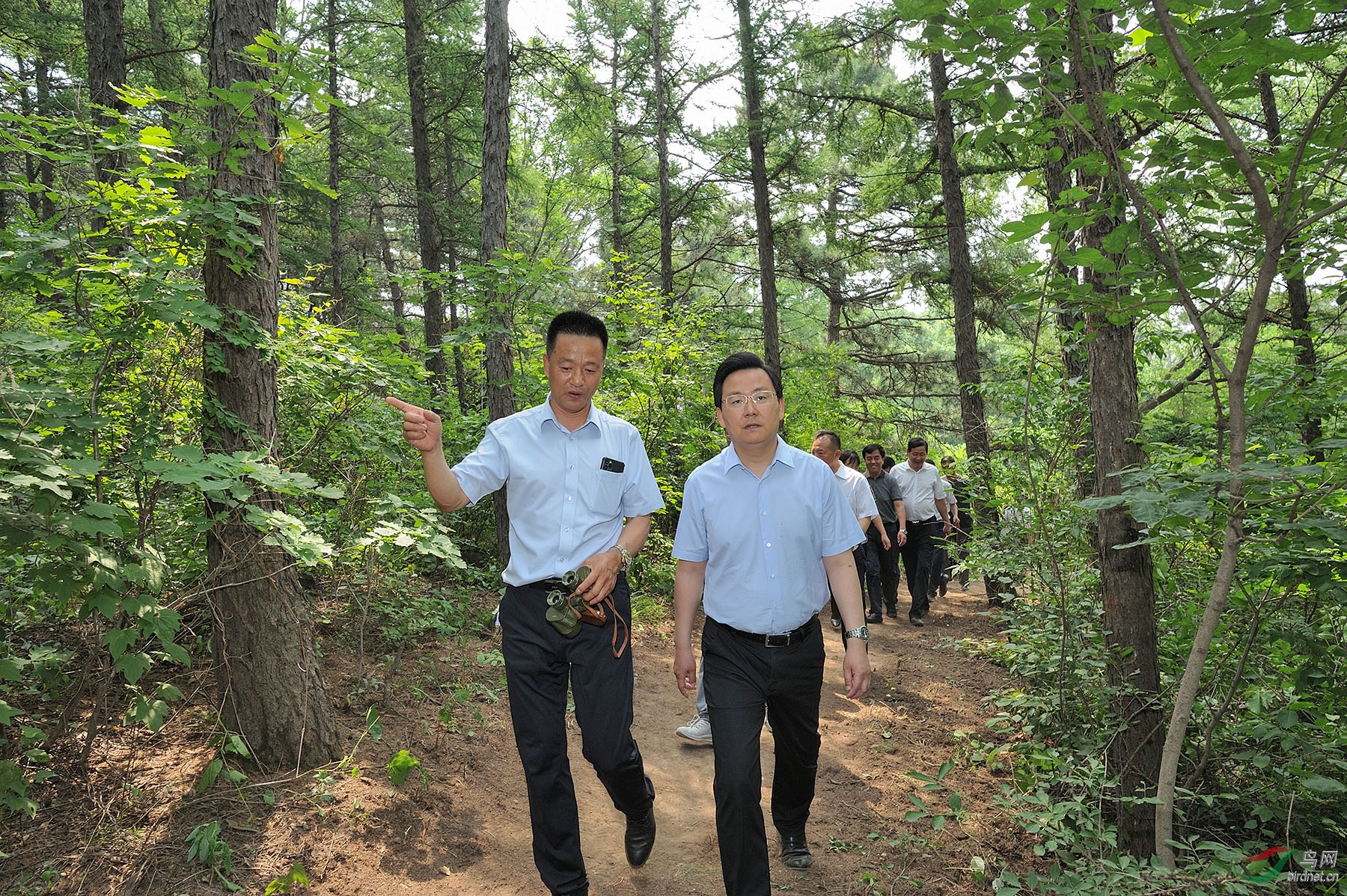 在去苍鹭岛的路上,金广山向胡斌市长汇报苍鹭五年的发展情况