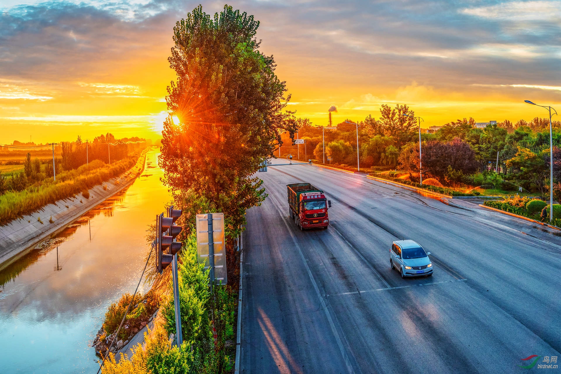 晨光下的307国道