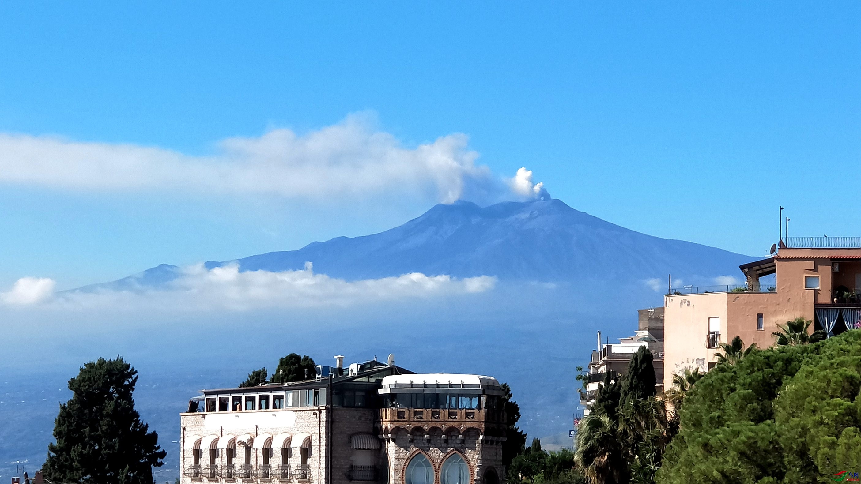 名列世界文化遗产的陶尔米纳小镇犹如西西里岛东岸的天然