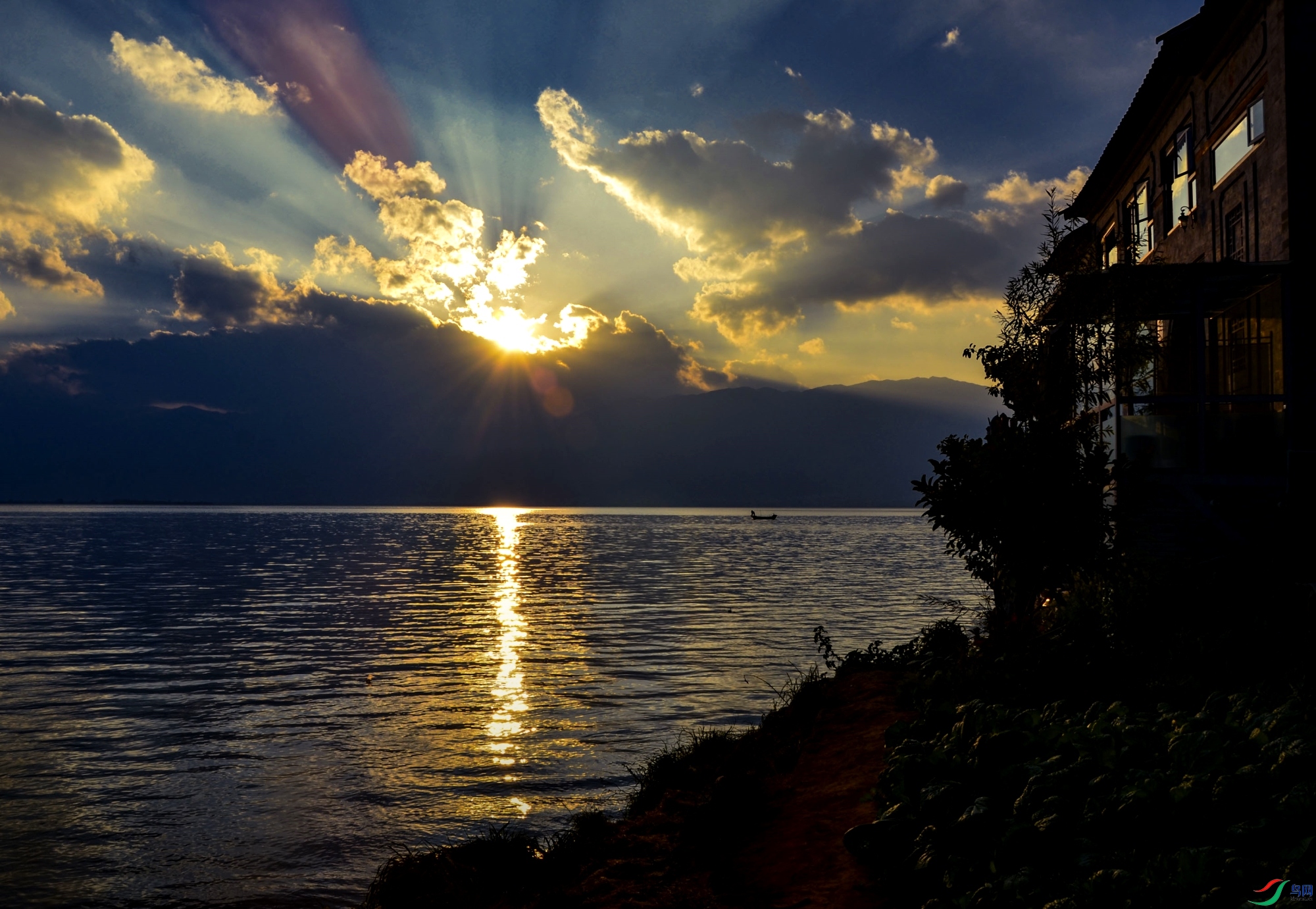 双廊彩霞映照下的苍山洱海!