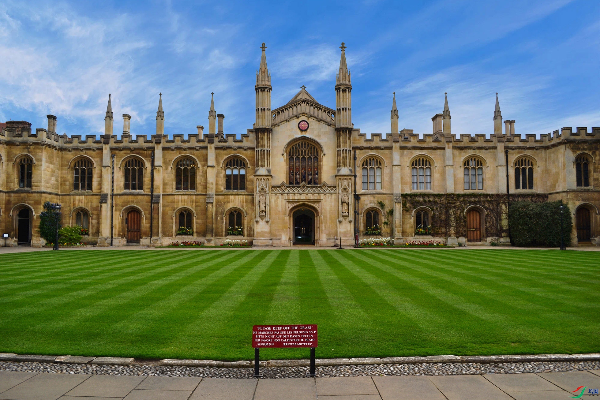 剑桥校园里有很多中世纪教堂,庭院和花园,是所不同于寻常的大学