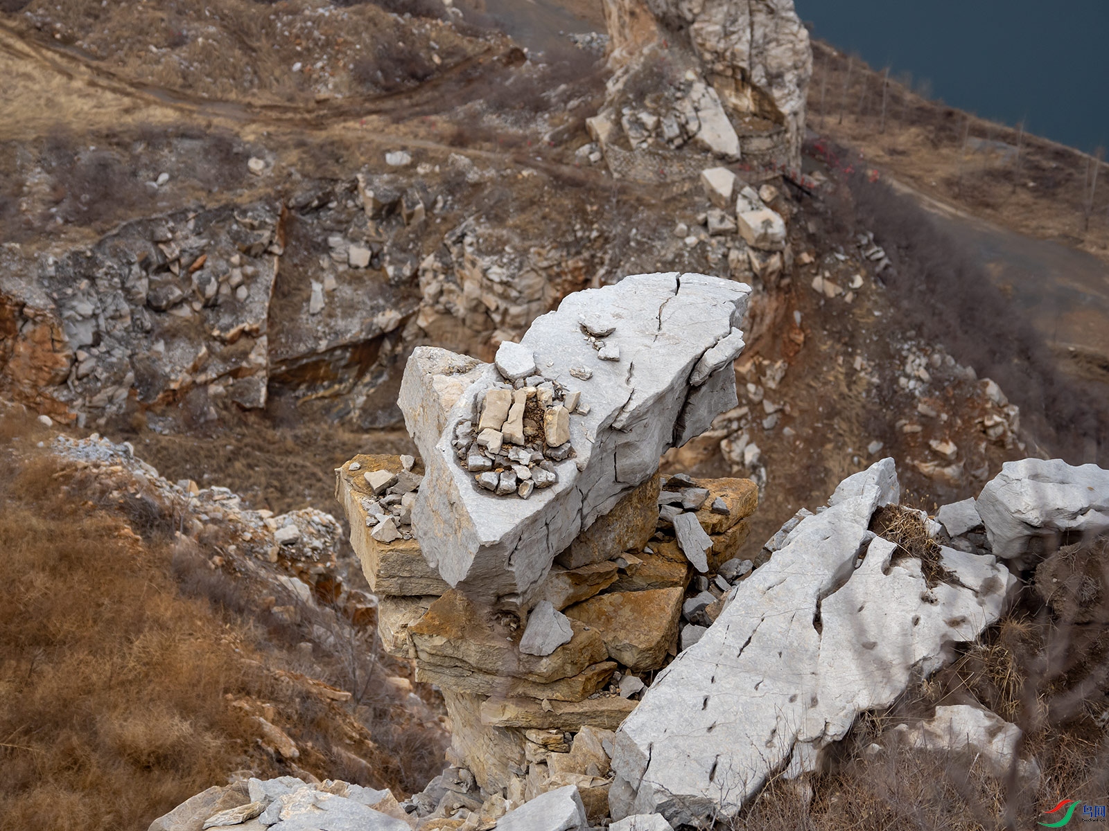 �кӱ߿���ɽ����ʯ